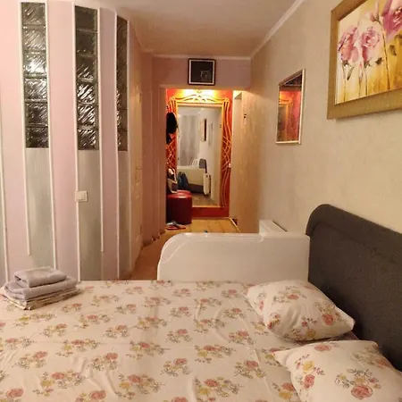 Appartement Domovik Latorichnaya,3 *